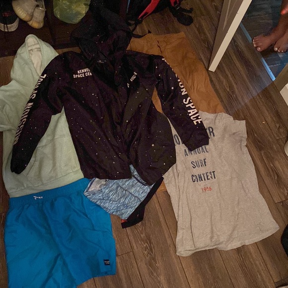 Selling a variety of brands. -Abercrombie, - Hollister, - Champion , - Old Navy, - Picture 9 of 12